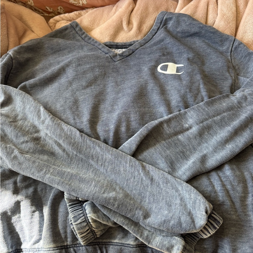Champion sweatshirt with v neck and slight crop